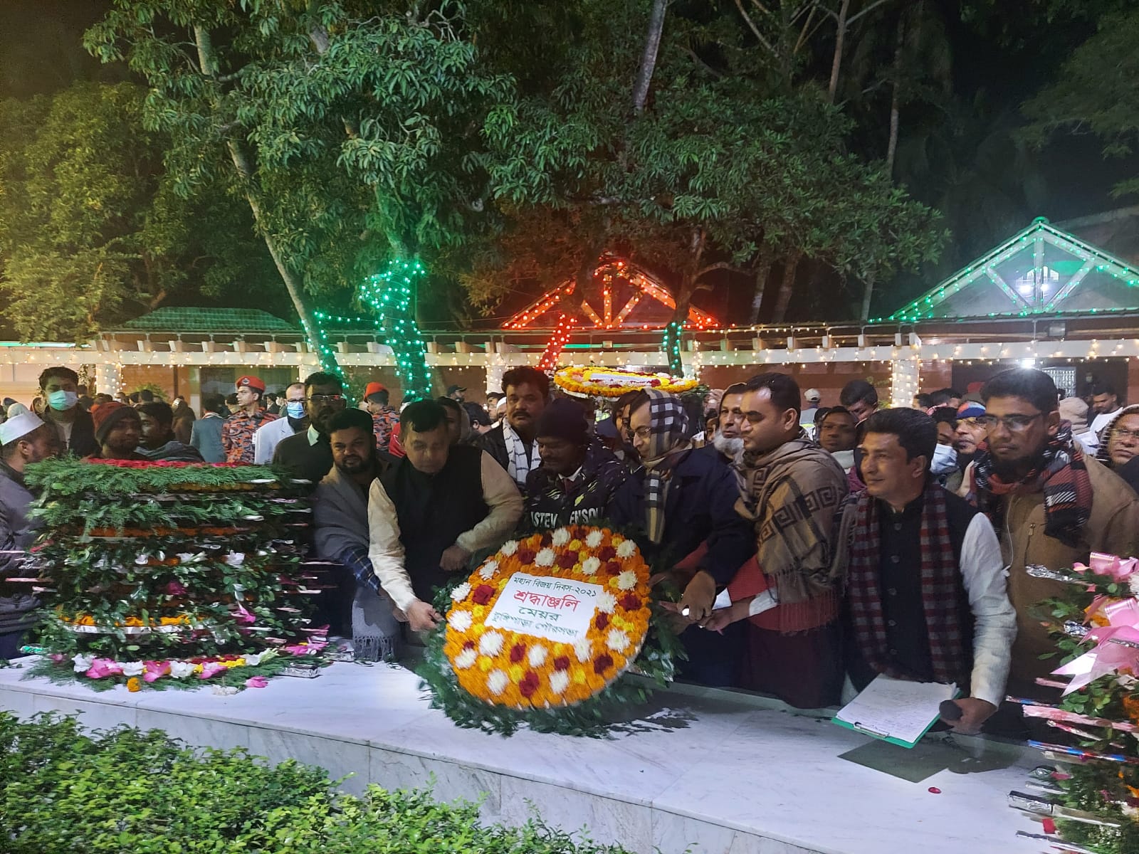 ১৬ ই ডিসেম্বর মহান বিজয় দিবসের প্রথম প্রহরে টুঙ্গিপাড়া পৌরসভার পক্ষ থেকে বঙ্গবন্ধু শেখ মুজিবুর রহমানের সমাধী সৌধে পুষ্পস্তবক অপর্ণ করা হয়।